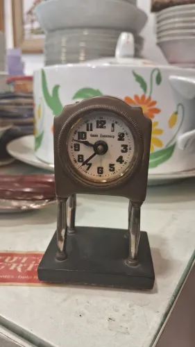 relógio de mesa vintage da marca Casa Escasany em bronze não funciona 