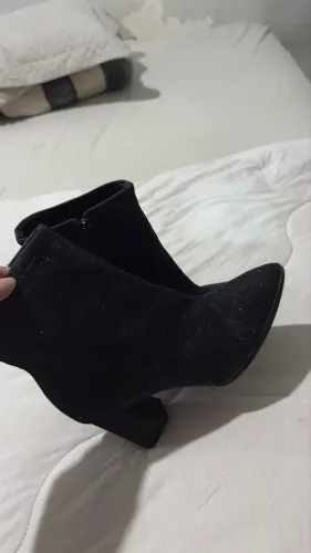 Bota preta brilhosa.