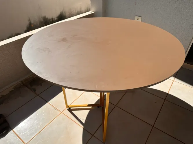 Mesa Redonda com pés dourado