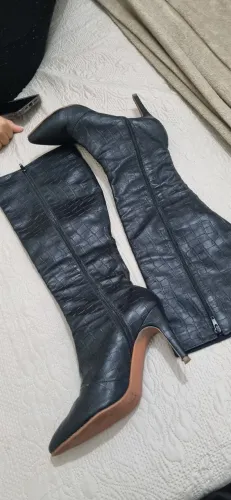 Bota cano longo de couro número 37 estilo croco preta 