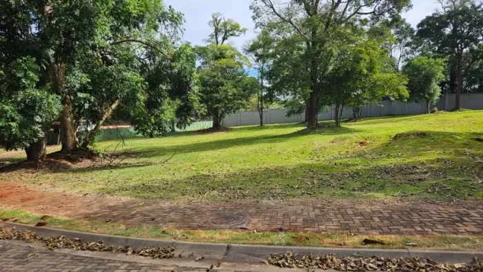 Terreno de 792,87m2 no condomínio Ilha Verde