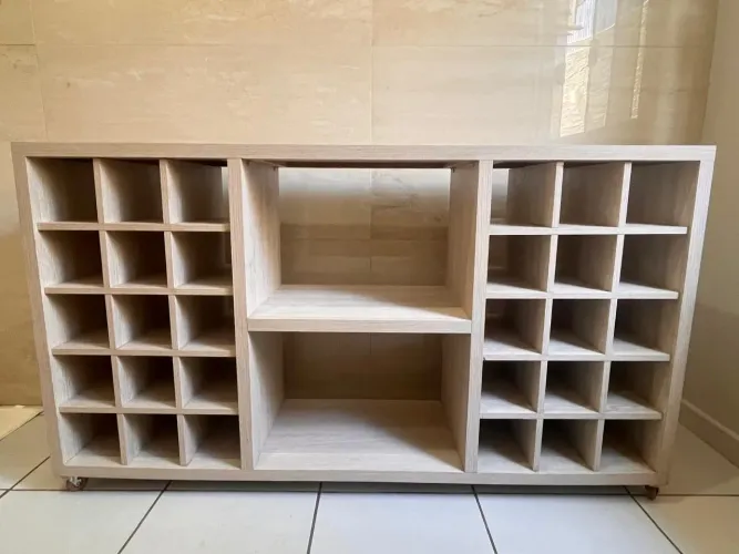 Adega Organizadora em MDF Reforçado com Rodízios - Elegância, Capacidade e Mobilidade
