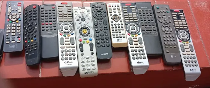 Lote com diversos controles remotos