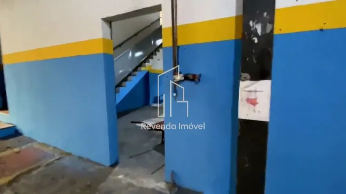 Galpão comercial de alto padrão para locação em SP: 2 salas, 4 banheiros, 2 vagas de garag