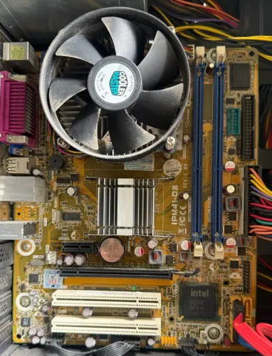 Placa Mãe LGA 775 Pegatron IPM41-D3 DDR3 com Cooler Master