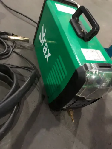 MAQUINA DE SOLDA TIG BRAX MAXTIG140 DE 140A 220V COM TOCHA, GARRA OBRA, ESCOVA E REGULADOR