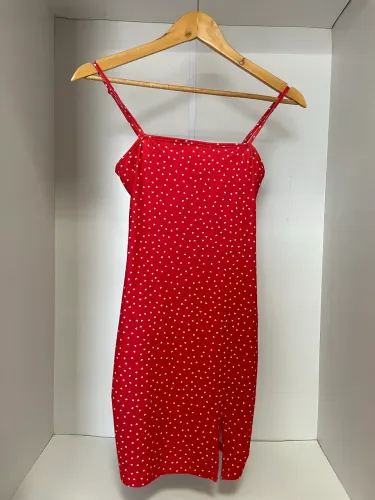 vestido vermelho midi com corações e fenda
