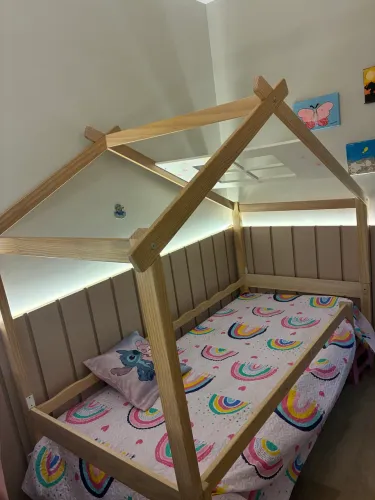 Cama montessoriana de casinha.