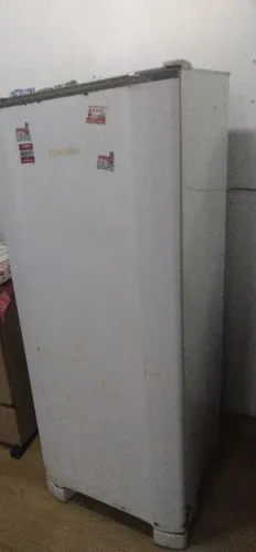 VENDE-SE UMA GELADEIRA ESMALTEC FUNCIONANDO PERFEITAMENTE