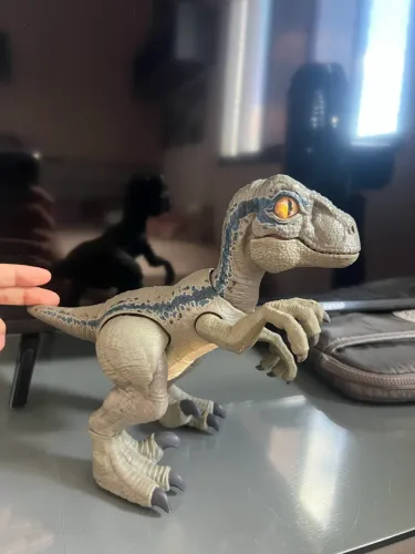 JURASSIC WORLD - Baby Blue Brinquedo Articulado Movimentos e Sons Mattel
