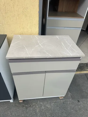 Armário 2porta 1gaveta com detalhe de marmorizado por cima
