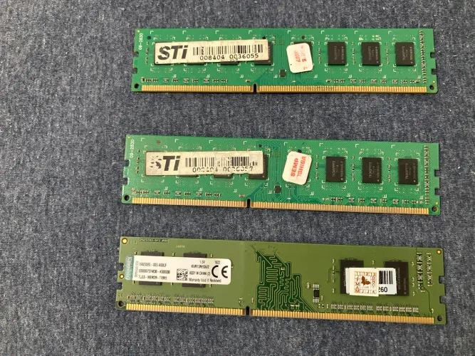 Lote 3 Memórias RAM DDR3 Desktop (1 Pente 4GB Kingston + 2 Pentes 2GB STI) 1333MHz