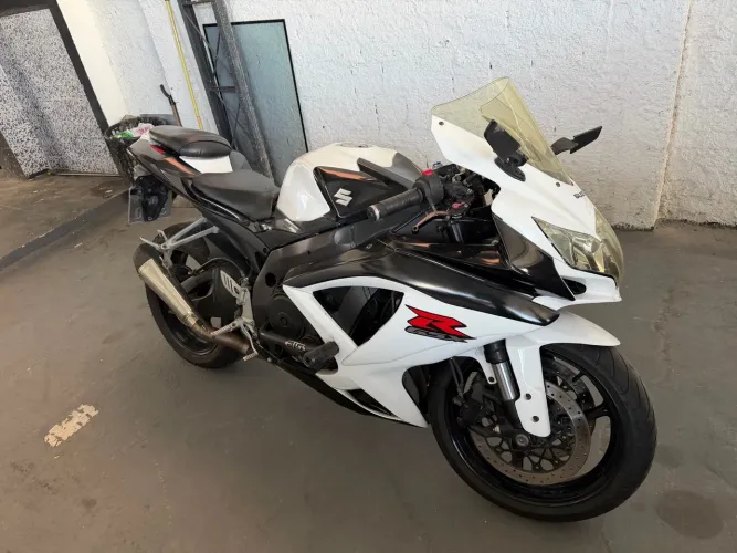 Suzuki GSX 750 Completa Novinha