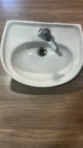 Duas pias com coluna de chão