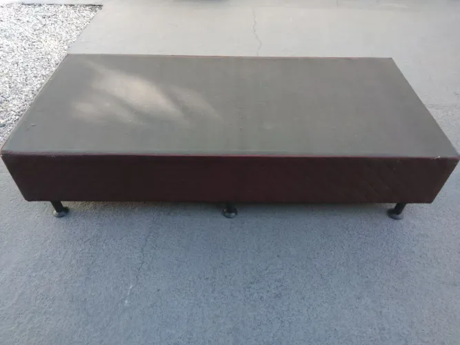Vende-se cama box com colchão de solteiro em perfeito estado