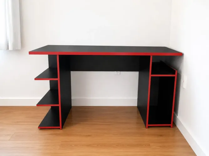 Mesa gamer vermelha.