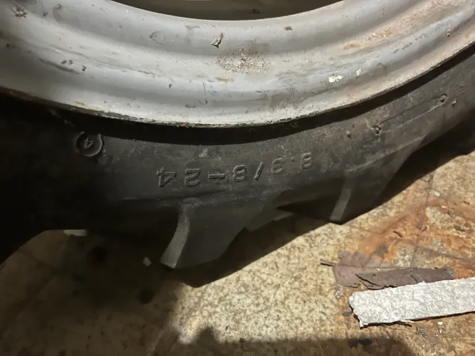 Roda de trator com pneu