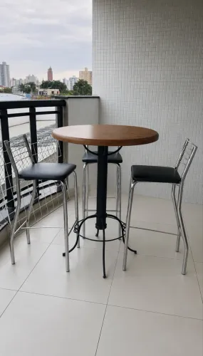 Mesa bistrô madeira com 3 banquetas 