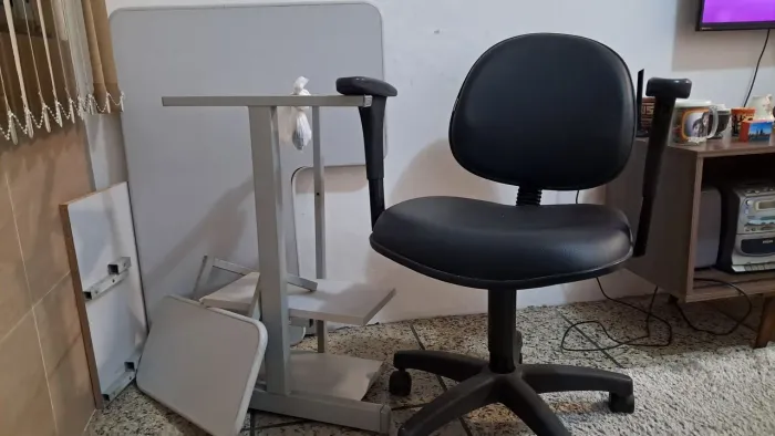 Doação de mesa e cadeira de escritório.