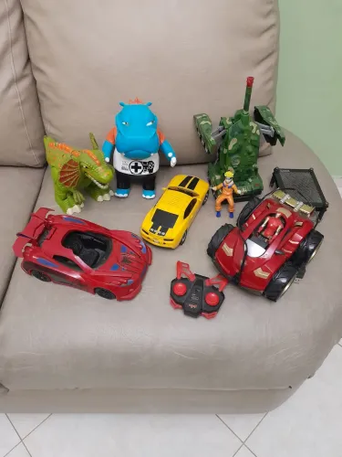 Lote de brinquedos variados.
