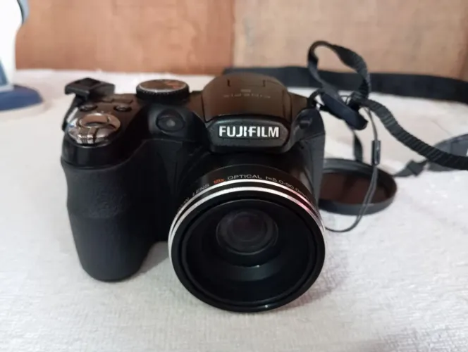 Câmera Fujifilm Fine Pix S1800