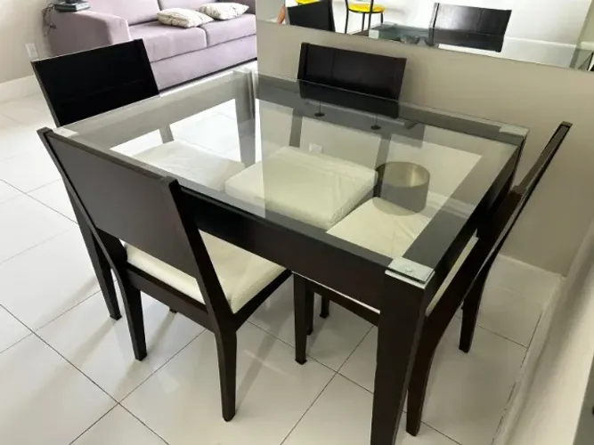 Mesa com tampo de vidro e 4 cadeiras 