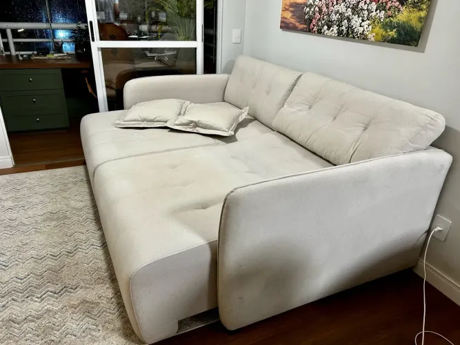 Sofá retrátil com molas ensacadas em linho natural