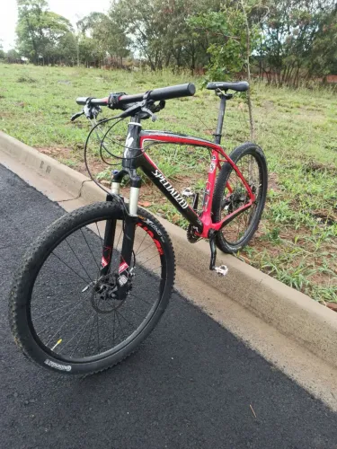 Specialized Stumpjumper carbono ( precisa revisar e pneus novos)