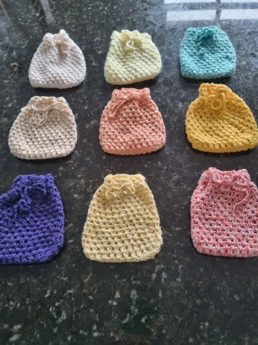 Bolsinha de crochê serve como porta moeda maquiagem e porta sabonetes.