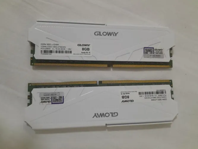 2 Memórias RAM 8GB DDR4 3200mhz GLOWAY