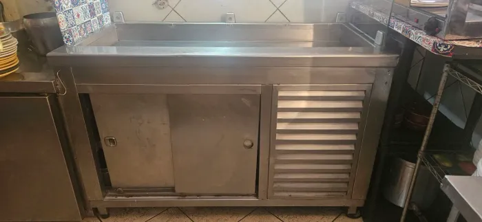 Balcão de inox refrigerado a parte de cima.