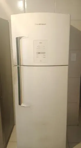 Geladeira BRASTEMP fonciona perfeita.