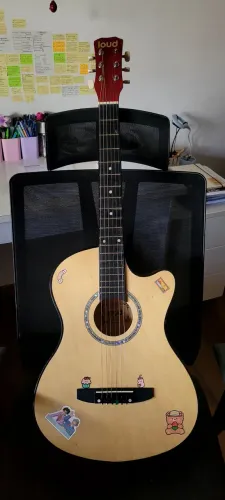 Violão Acústico LOUD com adesivos