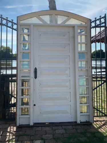 ?PORTA ANTIGA DE MADEIRA MACIÇA COM VITRAIS LATERAIS E SUPERIOR?