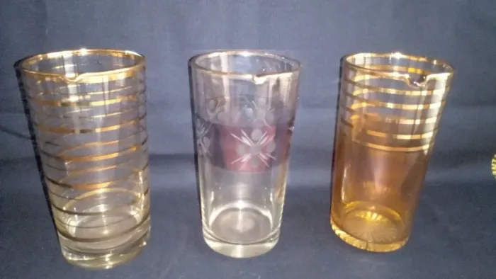 Antigos copos de cristal filetados em ouro e lapidados à mão