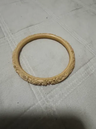Pulseira esculpida em material natural