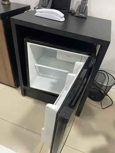 Frigobar com estrutura de madeira