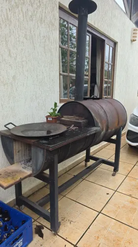 Churrasqueira de rodinha com fogão usada