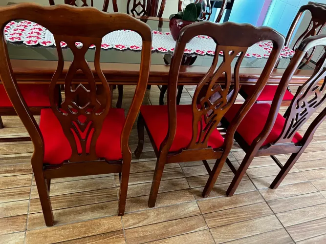 Jogo de mesa com 8 lugares um aparador e espelho