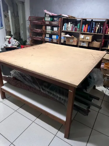 Mesa/Bancada de Madeira para corte de tecido.