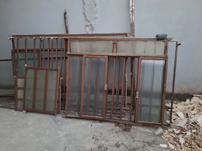 Porta, janelas, grade de proteção