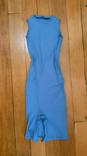 Vestido mídi canelado com detalhe - único 