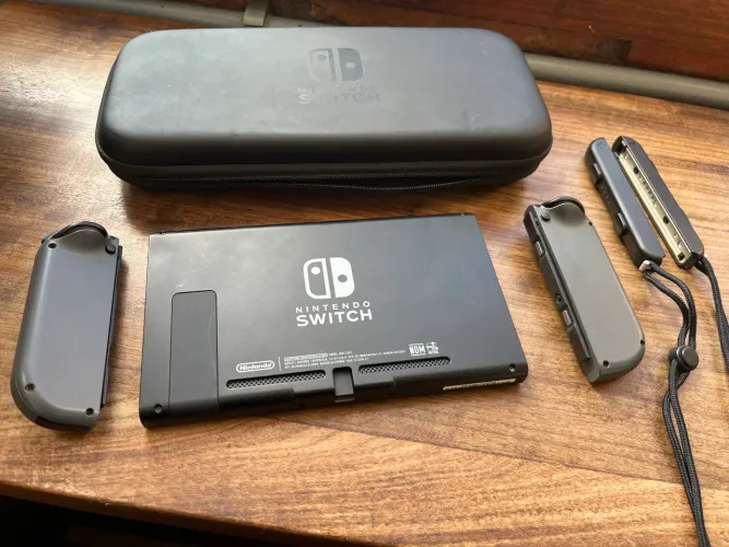 Nintendo Switch V1 completo com caixa e acessórios originais.