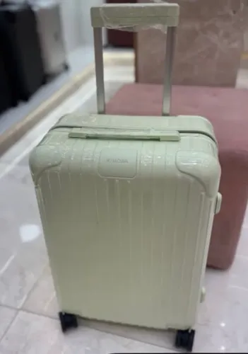 Mala de bordo Rimowa em policarbonato cor verde bebê