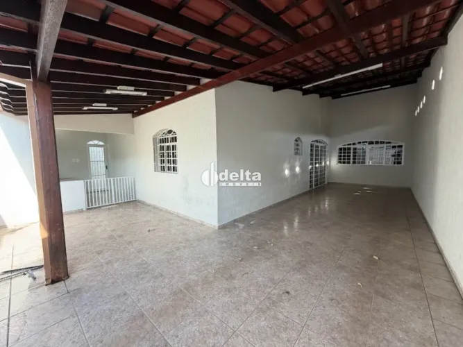 Casa com 3 quartos sendo 1 suíte disponível para locação no bairro Tabajaras em Uberlândia