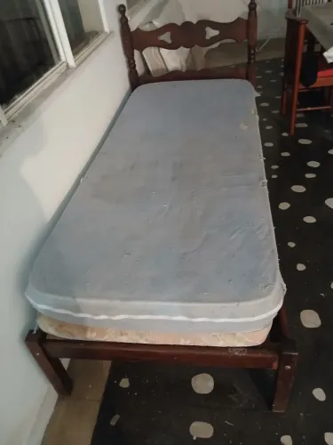 VENDO UMA CAMA DE SOLTEIRO E COLCHAO.