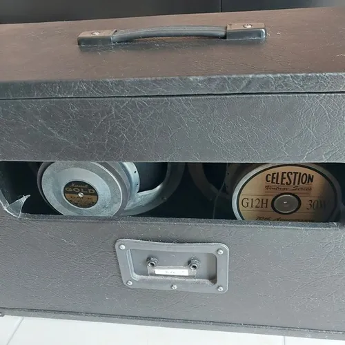 Gabinete com Falantes Celestion e Marshall