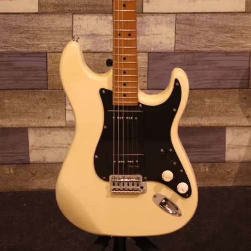 Guitarra Peavey Predator SSS Com Power Bend Vibrato Seminova