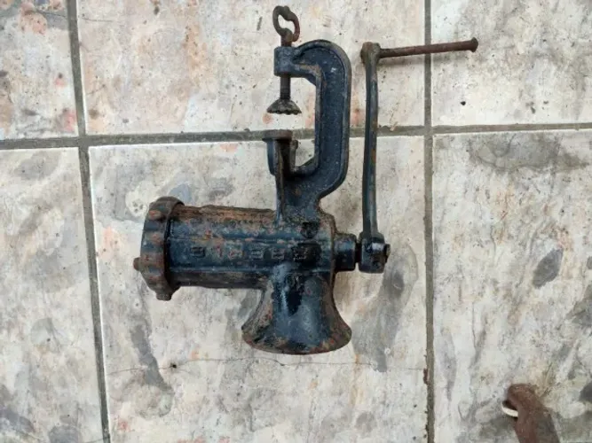 Antiga maquina de moer carne