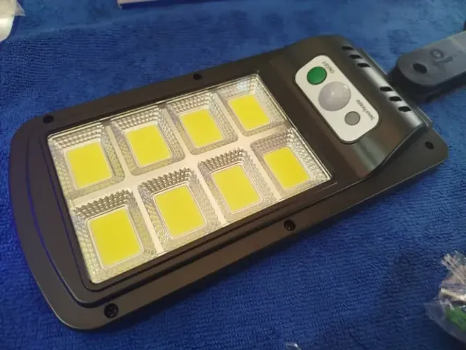 Luminaria solar com sensor de presença e zero consumo de energia ( Jk Eletrônicos)